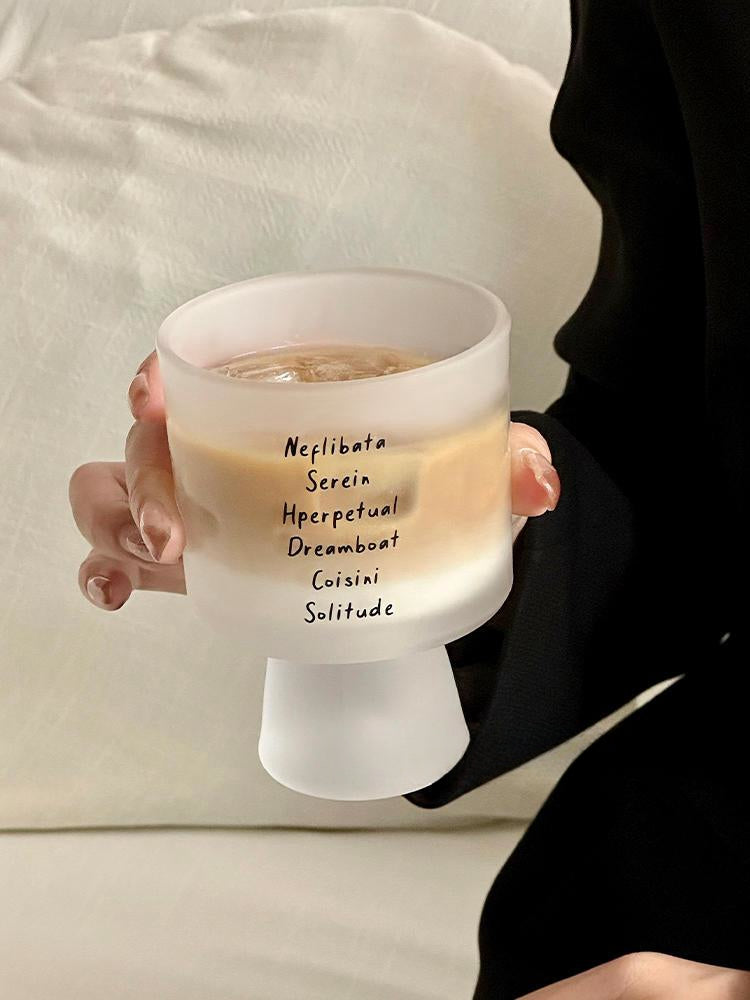 Coffee & Letters – Glas-Kaffeetasse mit Buchstaben