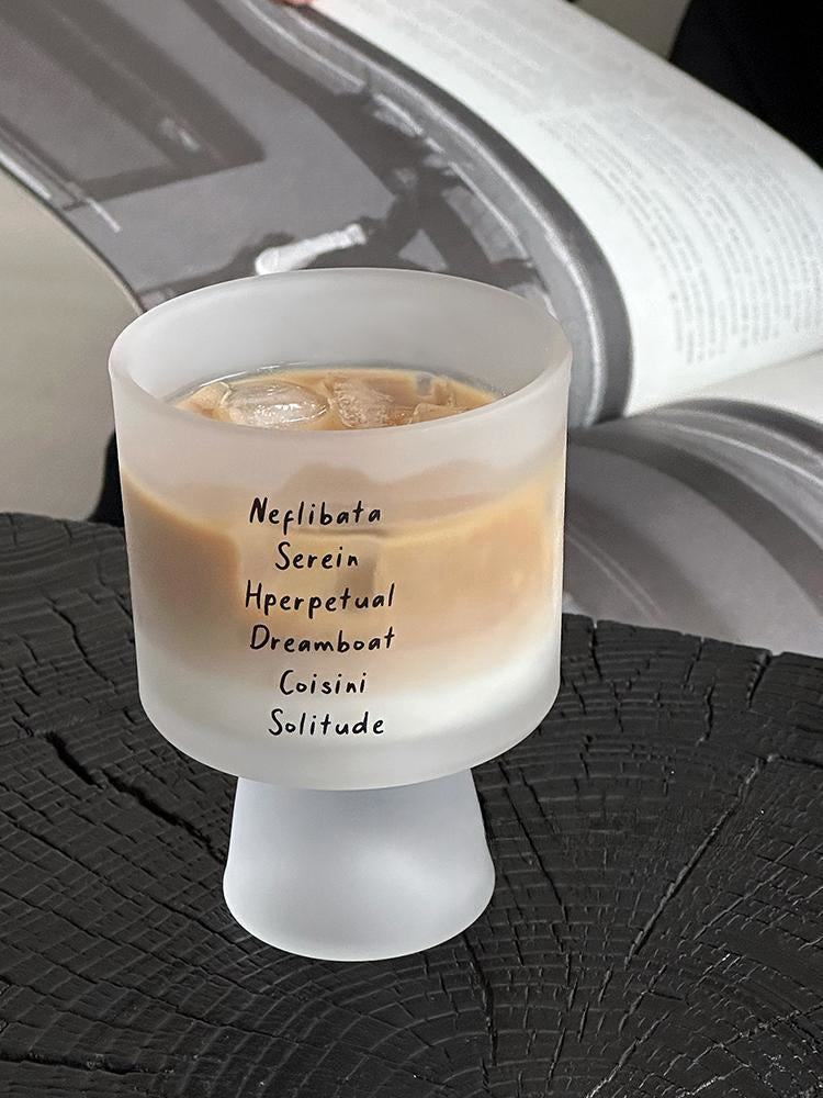 Coffee & Letters – Glas-Kaffeetasse mit Buchstaben