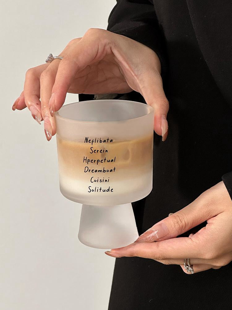 Coffee & Letters – Glas-Kaffeetasse mit Buchstaben